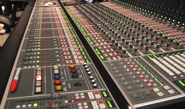 table de mixage studio audio