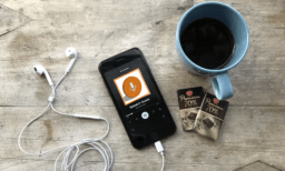 podcast natif Plan Sonore : la pause-café, smartphone et podcast