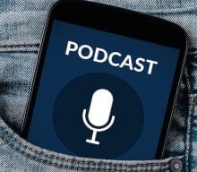un podcast natif sur l'écran d'un smartphone dépasse de la poche d'un jeans