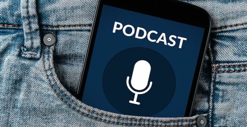 industrie du podcast - le podcast natif sur le smartphone dans la poche d'un jeans