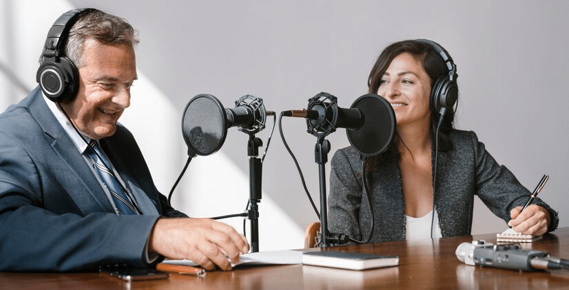 itw podcast B2B entre une jeune femme et un dirigeant