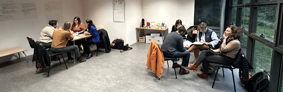 pédagogie active : les apprenants réfléchissent en petits groupes